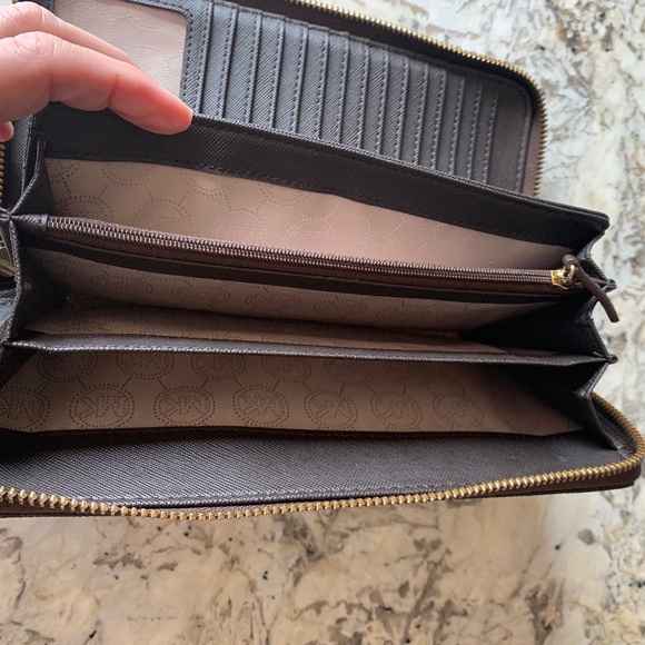 Michael Kors Large Jet Set Travel Logo Wallet EUC - Picture 4 of 13